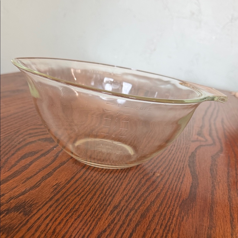 Pyrex 2 quart/8 cup vintage measuring pour bowl